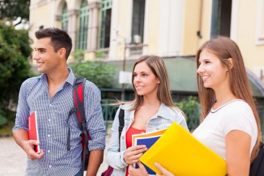 öğrencilerin okul önünde