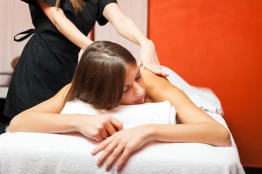 Kadın masaj yaptırıyor.