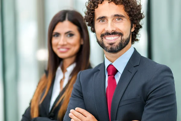 Lächelnde Geschäftsleute — Stockfoto