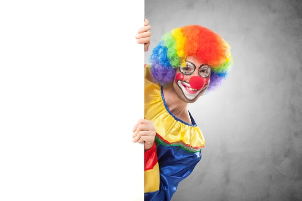 Clown innehar en tom panel — Stockfoto