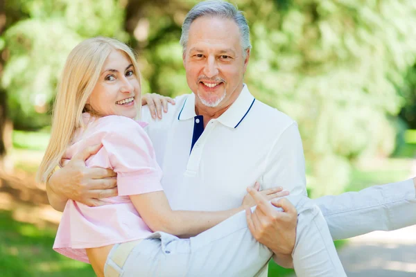 Casal feliz no parque — Fotografia de Stock