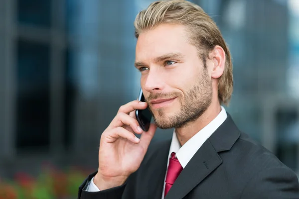 Empresario hablando por teléfono — Foto de Stock