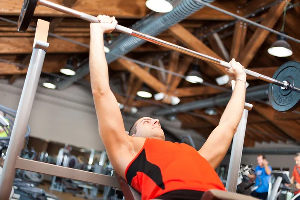 Man lifting weight — Stock Photo, Image