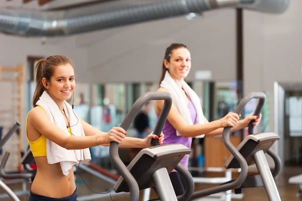 Kvinnor som tränar på gym — Stockfoto