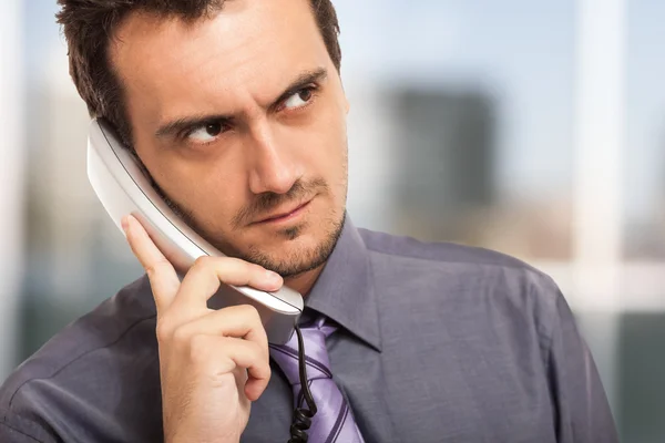 Homem de negócios confiante falando ao telefone — Fotografia de Stock