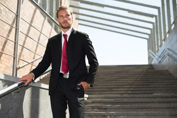 Empresario bajando escaleras — Foto de Stock