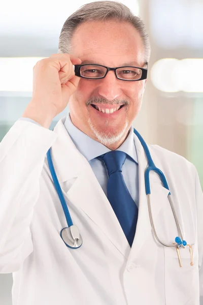 Läkaren håller hans glasögon — Stockfoto