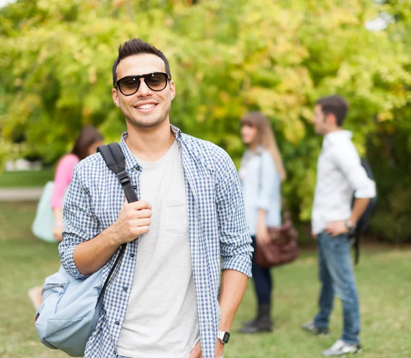 Student před partou kamarádů — Stock fotografie