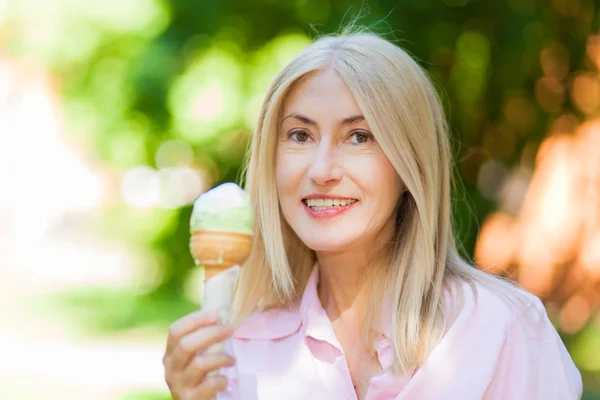 Mujer madura comiendo helado — Foto de Stock