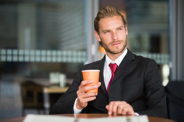 Üzletember ivóvíz csésze kávé — Stock Fotó