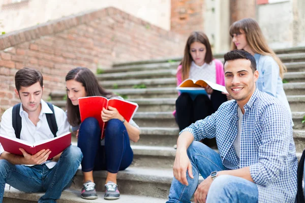 Groupe d'étudiants assis sur l'escalier — Photo