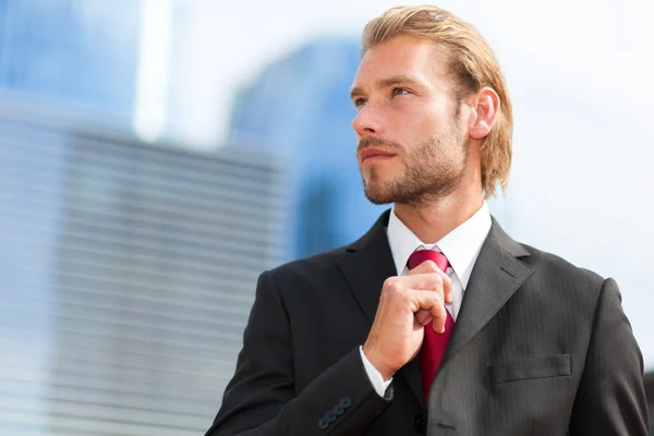 Hombre de negocios guapo al aire libre — Foto de Stock