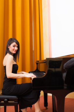 kadın piyano