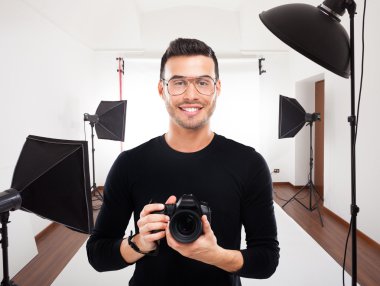 Stüdyoda profesyonel fotoğrafçı