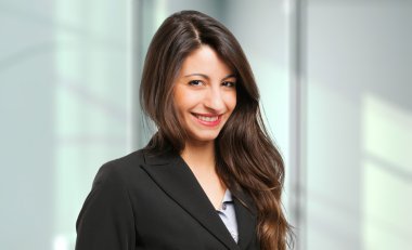 Gülümseyen genç kadın Yöneticisi