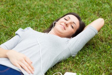 kadın rahatlatıcı müzik dinleme