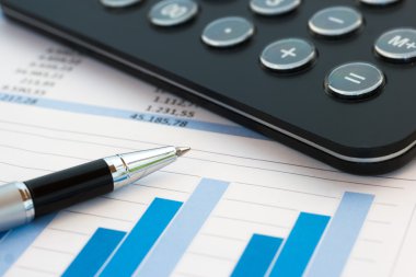 Hesap makinesi, kalem ve finansal belgeler