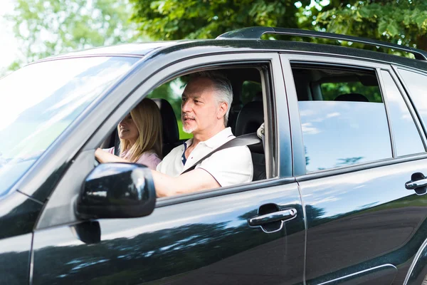 Paar reizen in hun auto — Stockfoto