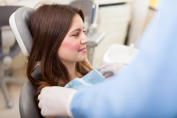 Dentista preparando o paciente — Fotografia de Stock