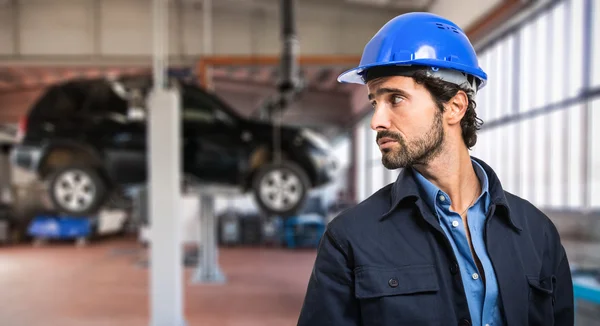 Monteur in auto reparatiewerkplaats — Stockfoto