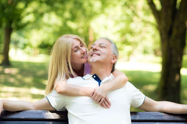 Couple mature dans le parc — Photo