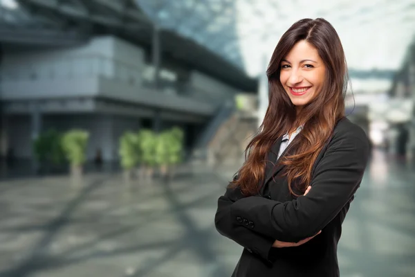 Sorridente jovem empresária — Fotografia de Stock