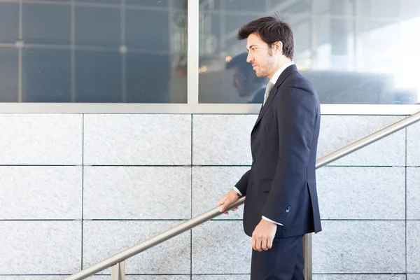 Affärsman som går nerför trappan — Stockfoto
