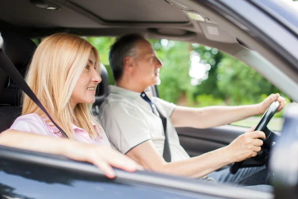 Pareja madura viajando en coche — Foto de Stock