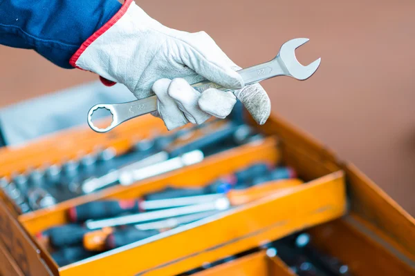 Mechanic's hand bedrijf moersleutel — Stockfoto