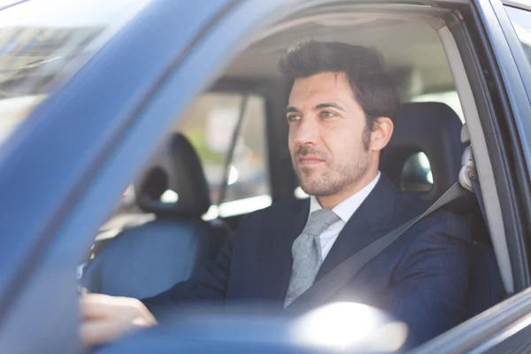 Biznesmen prowadzący samochód — Zdjęcie stockowe