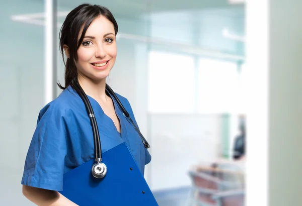 Enfermera sonriente en el hospital — Foto de Stock