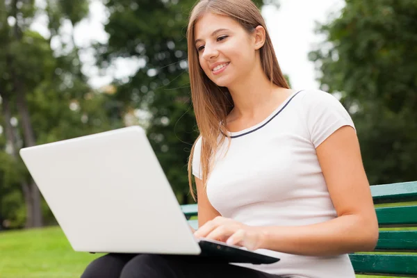 Kobieta korzystająca z laptopa — Zdjęcie stockowe