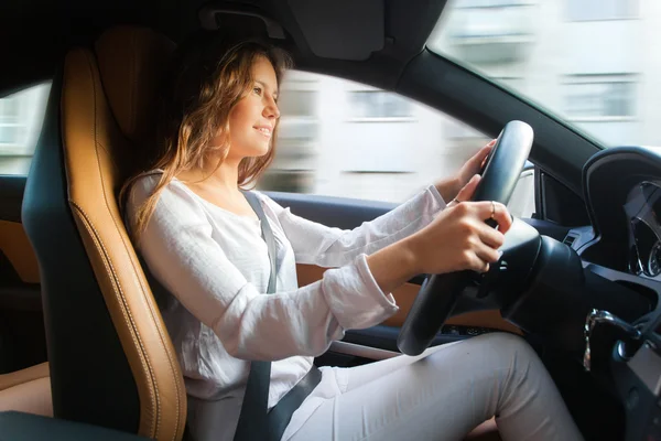 Mladá žena řízení auto — Stock fotografie