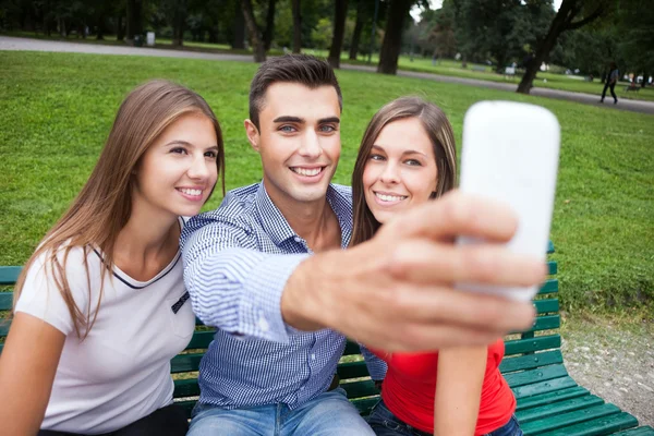 Grupp av vänner med en selfie — Stockfoto