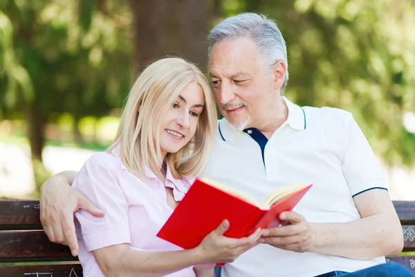 Senior par läsning bok — Stockfoto