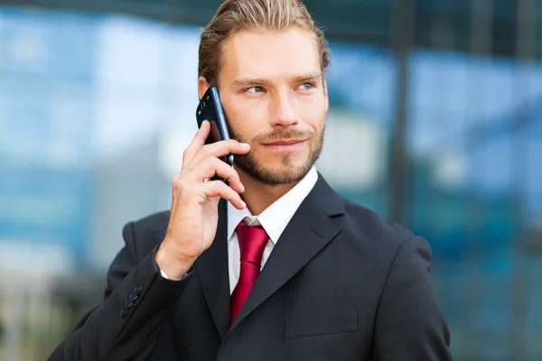 Geschäftsmann telefoniert — Stockfoto