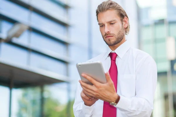 Geschäftsmann mit Tablet-PC — Stockfoto