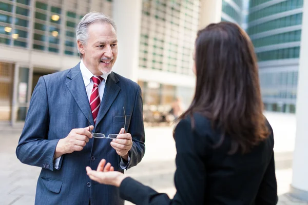 Les gens d'affaires ayant une conversation — Photo