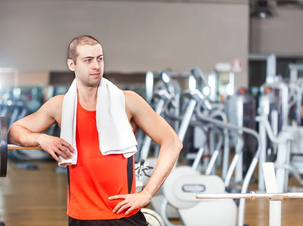 Genç adam bir spor salonu — Stok fotoğraf