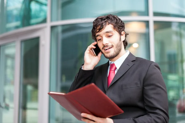 Empresário falando ao telefone — Fotografia de Stock