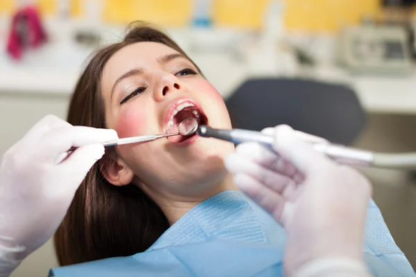 Dentista che fa un trattamento dentale — Foto Stock