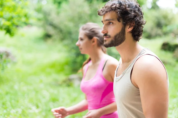 Coppia che corre in un parco — Foto Stock