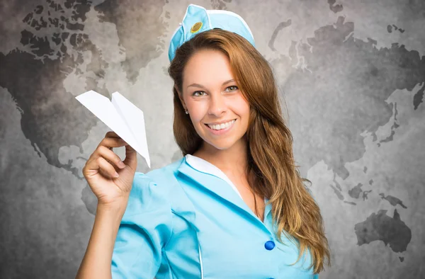 Stewardess mit Papierflugzeug — Stockfoto