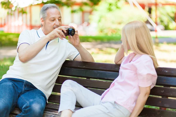 Pareja mayor tomando selfie en parque —  Fotos de Stock