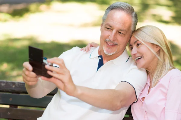 Couple taking self portrait in park — Stock Photo, Image