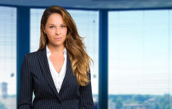 Jonge zakenvrouw in functie — Stockfoto