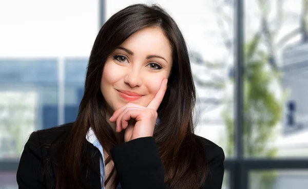 Geschäftsfrau im modernen Büro — Stockfoto