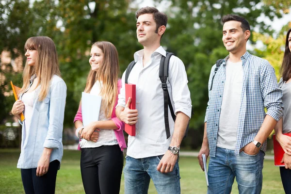 Groupe d'étudiants marchant ensemble — Photo