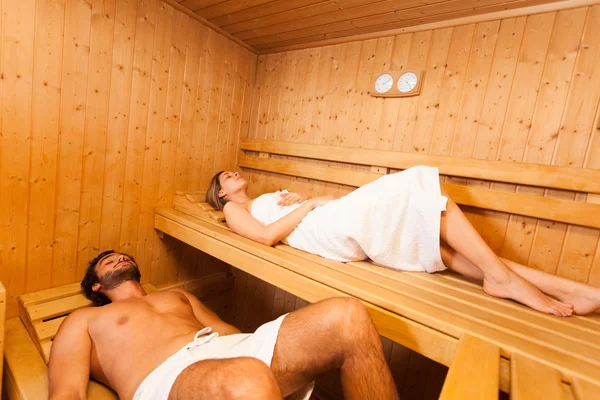 Couple relaxant au sauna — Photo
