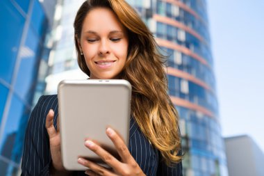 Dijital tablet kullanan kadın